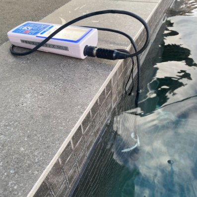 プールサイドでの水質測定